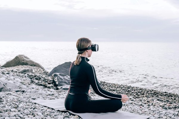 Quels sont les défis techniques de la création d'un jeu de réalité augmentée basé sur la reconnaissance vocale?