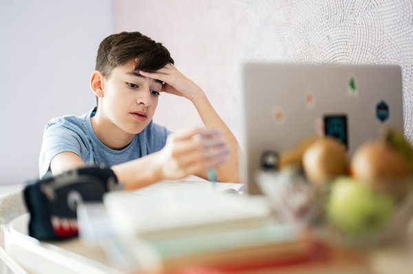 Quels sont les critères pour sélectionner une webcam 1080p pour les vidéoconférences?